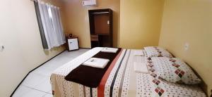 乌巴雅拉Miraserra的一间小卧室,配有两张床和窗户