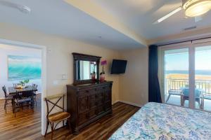 弗吉尼亚海滩The Sanctuary - Sunset Haven B335的一间卧室配有一张床、梳妆台和桌子