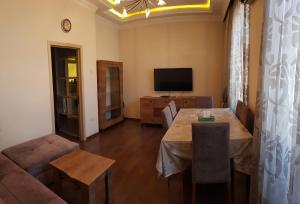 巴库Central Baku Luxury Apartment on Nizami Street的客厅配有桌子和电视