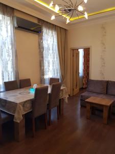巴库Central Baku Luxury Apartment on Nizami Street的一间带桌椅和沙发的用餐室