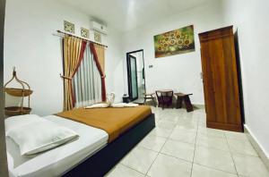 八丹拜庞多敏巴旅馆的卧室配有一张床