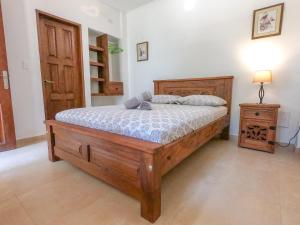 圣玛尔塔Camali Hotel的一间卧室设有木床和木门