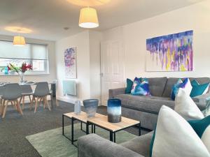 东基尔布赖德Waverley的客厅配有沙发和桌子