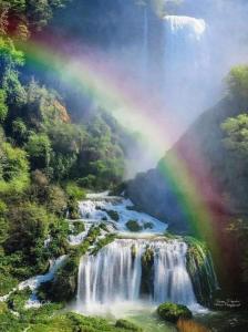 Le MarmoreCasa Vacanze Le Cascate的瀑布的河上方的彩虹
