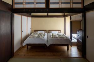 NakanogōTOKI NO YADO的一间卧室,卧室内配有一张大床