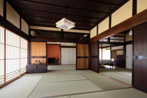 NakanogōTOKI NO YADO的大房间设有大窗户和天花板