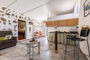 El CharcoLa Fortaleza - Casa La Fuentita的厨房以及带沙发和桌子的客厅。