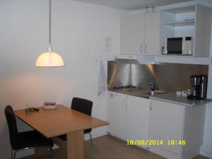 Guderup赫里斯凡公寓的一间带木桌和水槽的小厨房