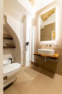 莫诺波利B&B A C-Caste的浴室配有白色卫生间和盥洗盆。