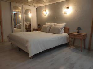加来窗饰宿营地酒店的卧室配有一张白色大床和两面镜子