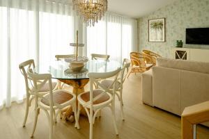 纳扎雷Resort Holidays Nazaré的一间设有玻璃桌和椅子的用餐室
