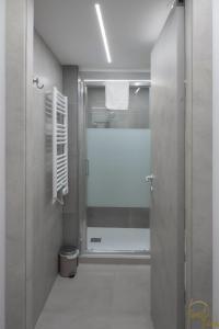 蒙泰罗通多ALLA QUERCIA - CENTRO STORICO的带淋浴的浴室和玻璃门