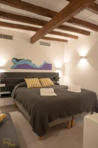 蒙泰罗通多ALLA QUERCIA - CENTRO STORICO的一间卧室设有两张床,墙上挂着一幅画