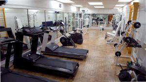 马德普拉塔Torres de Manantiales Apart Hotel的健身房设有跑步机和椭圆机