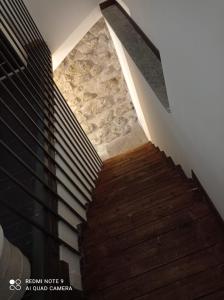 维托尔基亚诺Casa Angelene的石墙房子的楼梯