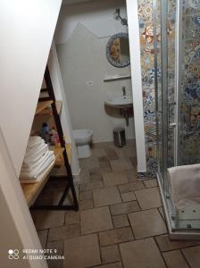 维托尔基亚诺Casa Angelene的带淋浴、卫生间和盥洗盆的浴室
