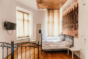 萨拉热窝法兰兹费迪南旅馆的一间卧室设有一张床、一台电视和窗户。