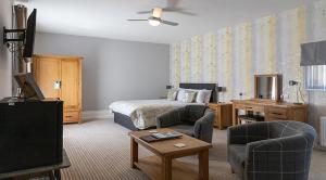 尚克林克利夫顿酒店的一间卧室配有一张床、两把椅子和一张桌子