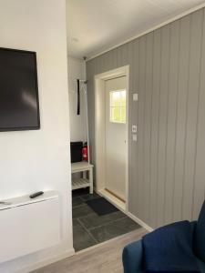 SætraFeriehus med Sjøutsikt的客厅设有壁挂式平面电视。