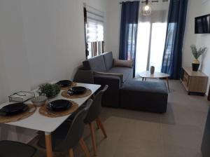 阿莫利亚尼岛Melograno Apartment的客厅配有桌子和沙发