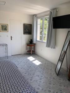 尼姆Nîmes calme的白色的客房设有床和窗户。