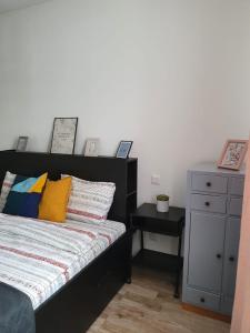 克卢日-纳波卡Arsan home的一间卧室配有一张床和一个带床头柜的梳妆台
