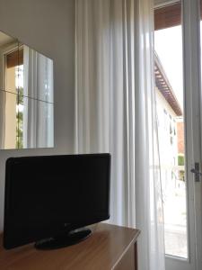 马西亚娜马里纳尹佩里亚酒店的坐在窗边桌子上的电视