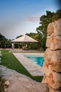 莫托拉Villa Patrizia-Luxury Villa的一个带凉亭和桌子的游泳池