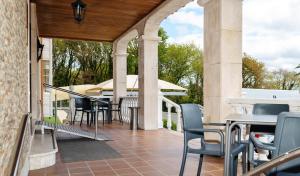 圣地亚哥－德孔波斯特拉卡斯特罗酒店的大楼内带桌椅的户外庭院。
