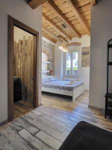 马纳罗拉L' Onda di Manarola的一间卧室配有一张床,铺有木地板