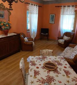 里奥马里纳Appartamento Giallo的客厅配有桌子和沙发