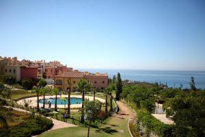 马尼尔瓦Pierre & Vacances Resort Terrazas Costa del Sol的享有带游泳池和大海的度假胜地的景致