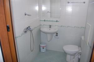 LŭkiХотел Варненци的白色的浴室设有水槽和卫生间。