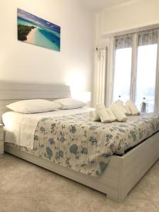 萨沃纳Casa di Riccardo的一间卧室配有一张带花卉床罩的床