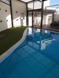 奥萨德蒙铁尔Casa Rural La Sureña的一座蓝色的游泳池