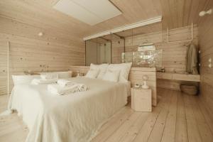 诺茨瓦约Treebox Noszvaj的卧室配有白色床和毛巾
