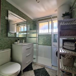 多列毛利诺斯Torremolinos holiday Sun & Sea的浴室配有卫生间、盥洗盆和淋浴。