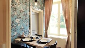 BrionChâteau La Mothaye - self catering apartments with pool in the Loire Valley的一间带桌子和窗户的用餐室