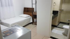 瓜拉派瑞Enseada Suítes的小房间设有床和卫生间