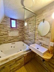 Villa Vintage Campos - Piscina e opções de suites com hidromassagem的一间浴室