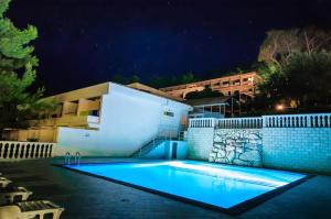 博扎瓦米尔塔酒店的夜间在房子前面的游泳池
