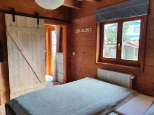 柏林Helle und idyllische 2 Zimmer Wohnung am Rande von Berlin的一间卧室设有一张床和一个窗口