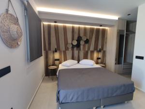 米克诺斯城Casa di Angela的一间卧室配有一张大床和两张桌子