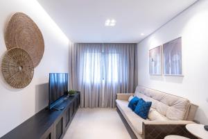 伊达贾伊Incrivel apartamento com WiFi na Praia Brava SC的带沙发和电视的客厅