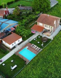 欧德鲁佐Pension Diana的享有带游泳池的别墅的顶部景致