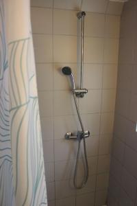 索尔沃什Ciprus Nyaraló Szarvas的浴室内配有淋浴和头顶淋浴