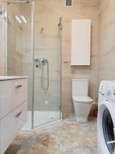 埃尔布隆格Apartament Ohar Downtown的一间带卫生间和玻璃淋浴间的浴室