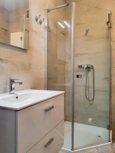 埃尔布隆格Apartament Ohar Downtown的一间带水槽和淋浴的浴室