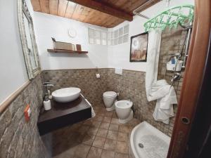 利沃诺Casina del porto的浴室设有2个卫生间和水槽