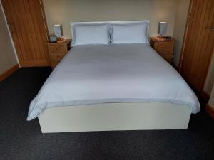 ColkirkFIELDVIEW FARMHOUSE BED AND BREAKFAST的一张白色大床,配有白色床单和枕头